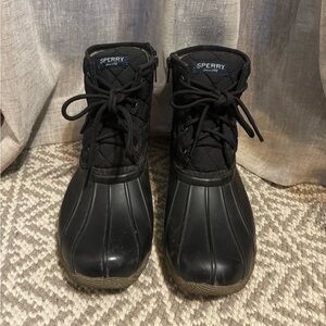 Women’s Black Sperry Saltwater Quilted Duck Boot 🐦‍⬛